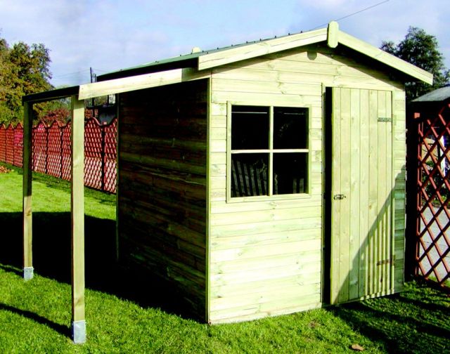 Drewniana altana ogrodowa z oknem i otwartymi drzwiami, połączona z zadaszeniem wspartym na słupach, na tle zielonego trawnika i ażurowego ogrodzenia.